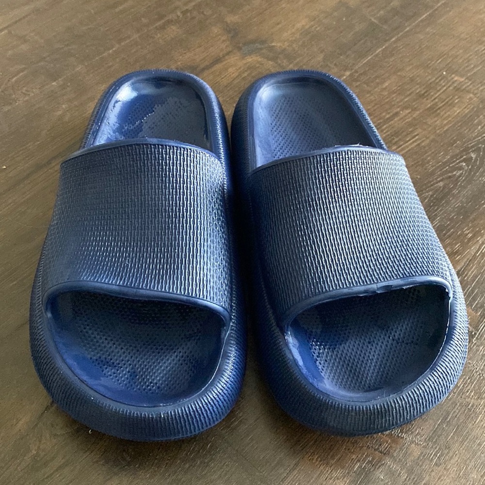 BRONAX Pillow Slippers for Women and Men. EUC great for foot surgery recovery